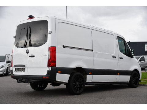 Mercedes-Benz Sprinter 319 V6 3.0 CDI L2H1 RWD AMG Edition Camera, Cruise, Carplay, LED, 10,5'' Mbux, 3500kg Trekhaak, Standkachel, Multimedia, Stoelverwarming, Automaat, Uniek!