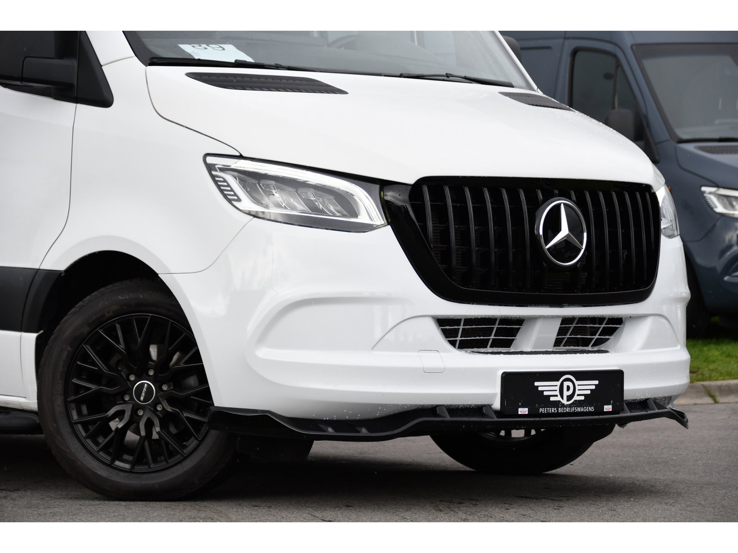 Mercedes-Benz Sprinter 319 V6 3.0 CDI L2H1 RWD AMG Edition Camera, Cruise, Carplay, LED, 10,5'' Mbux, 3500kg Trekhaak, Standkachel, Multimedia, Stoelverwarming, Automaat, Uniek!