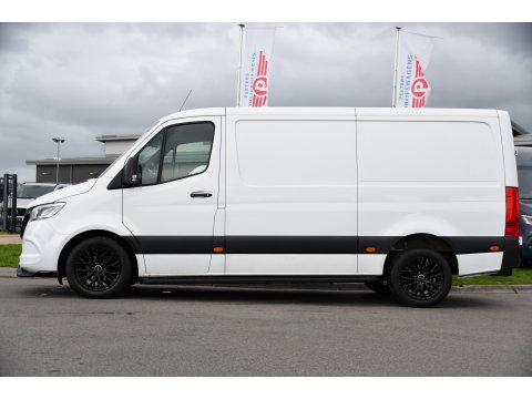 Mercedes-Benz Sprinter 319 V6 3.0 CDI L2H1 RWD AMG Edition Camera, Cruise, Carplay, LED, 10,5'' Mbux, 3500kg Trekhaak, Standkachel, Multimedia, Stoelverwarming, Automaat, Uniek!