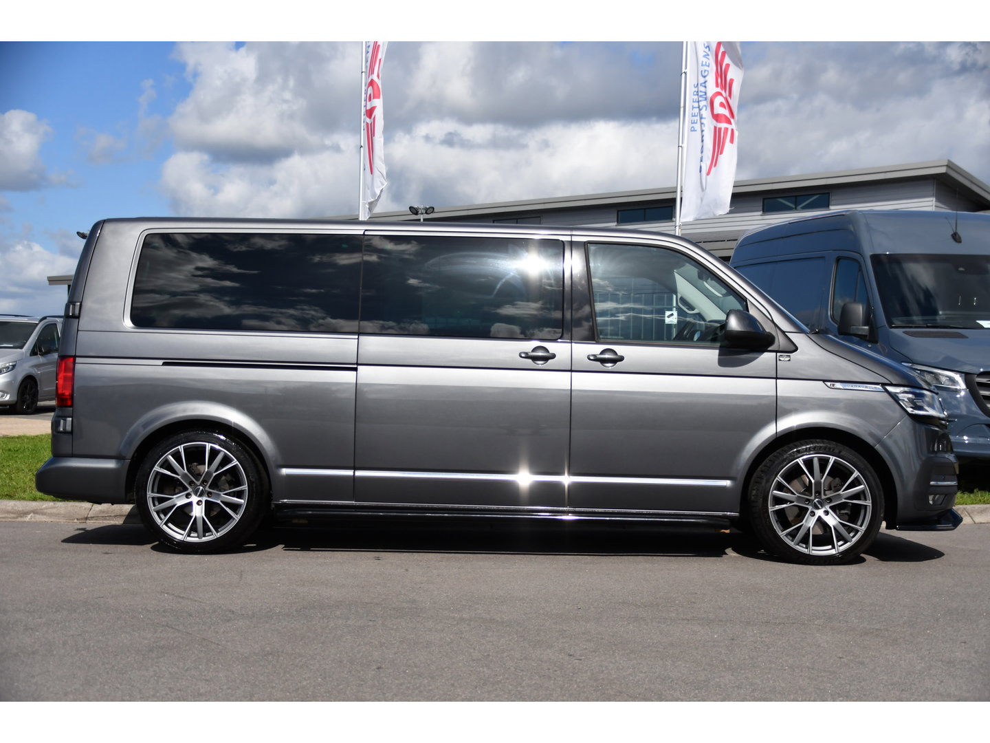 Volkswagen Transporter 2.0 TDI L2H1 32 DC Caravelle Virtual, Adaptieve Cruise, Carplay, LED, Leder, 2 x Electrische deur, Automaat, Clima, Stoelverwarming, Uniek! Bulli / Highline