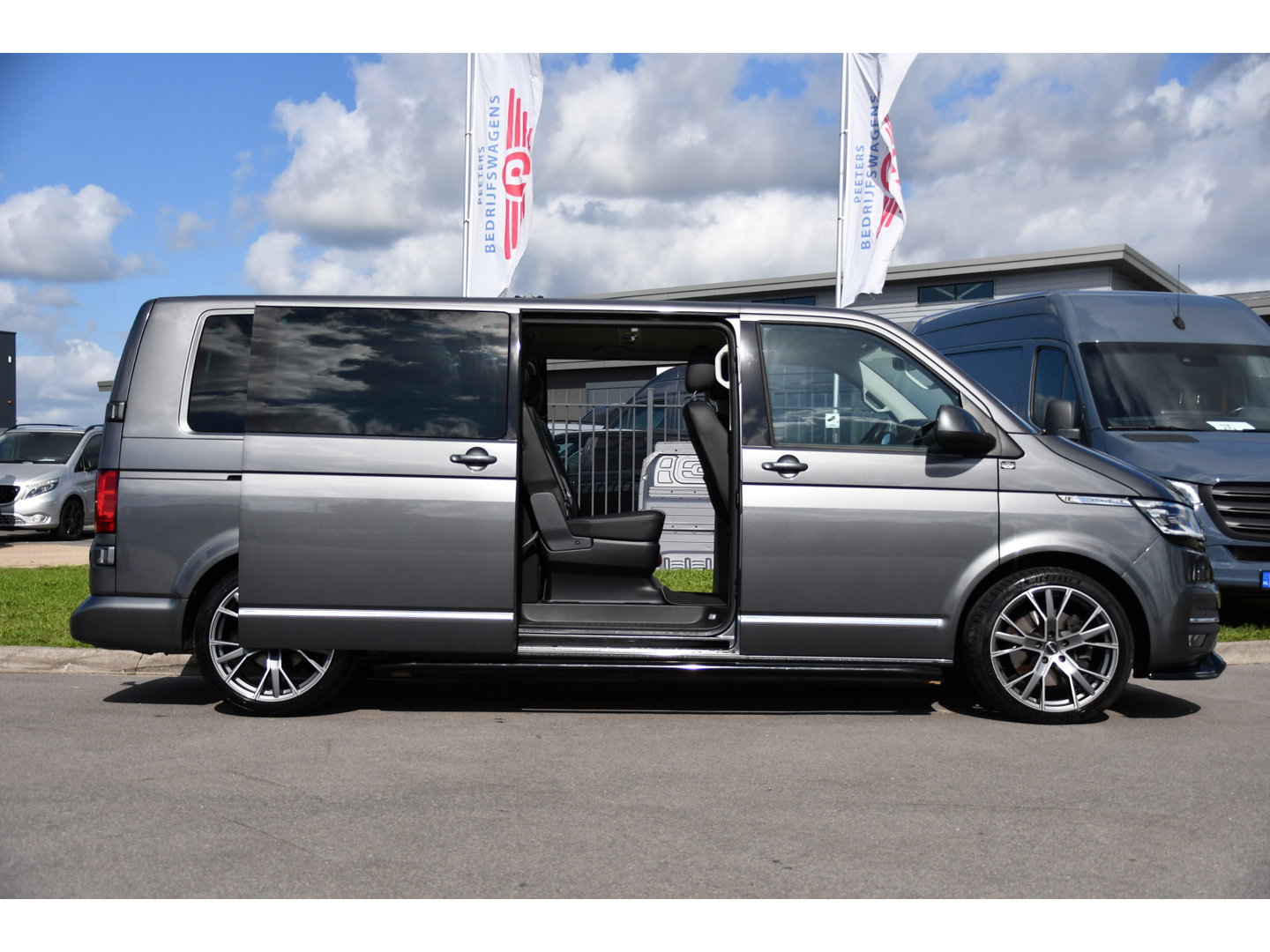 Volkswagen Transporter 2.0 TDI L2H1 32 DC Caravelle Virtual, Adaptieve Cruise, Carplay, LED, Leder, 2 x Electrische deur, Automaat, Clima, Stoelverwarming, Uniek! Bulli / Highline