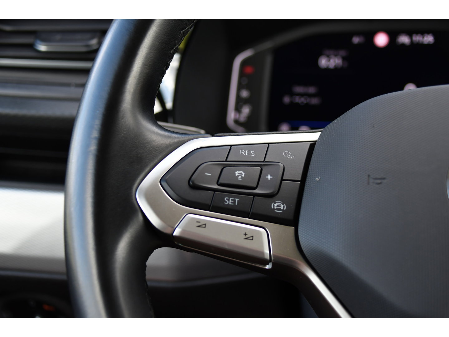 Volkswagen Transporter 2.0 TDI L2H1 32 DC Caravelle Virtual, Adaptieve Cruise, Carplay, LED, Leder, 2 x Electrische deur, Automaat, Clima, Stoelverwarming, Uniek! Bulli / Highline