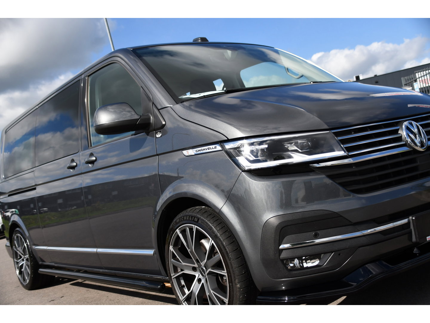 Volkswagen Transporter 2.0 TDI L2H1 32 DC Caravelle Virtual, Adaptieve Cruise, Carplay, LED, Leder, 2 x Electrische deur, Automaat, Clima, Stoelverwarming, Uniek! Bulli / Highline