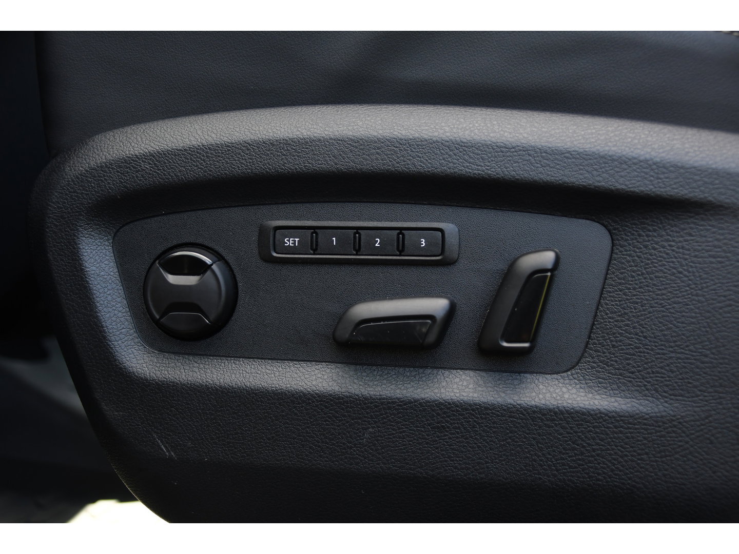 Volkswagen Transporter 2.0 TDI L2H1 32 DC Caravelle Virtual, Adaptieve Cruise, Carplay, LED, Leder, 2 x Electrische deur, Automaat, Clima, Stoelverwarming, Uniek! Bulli / Highline