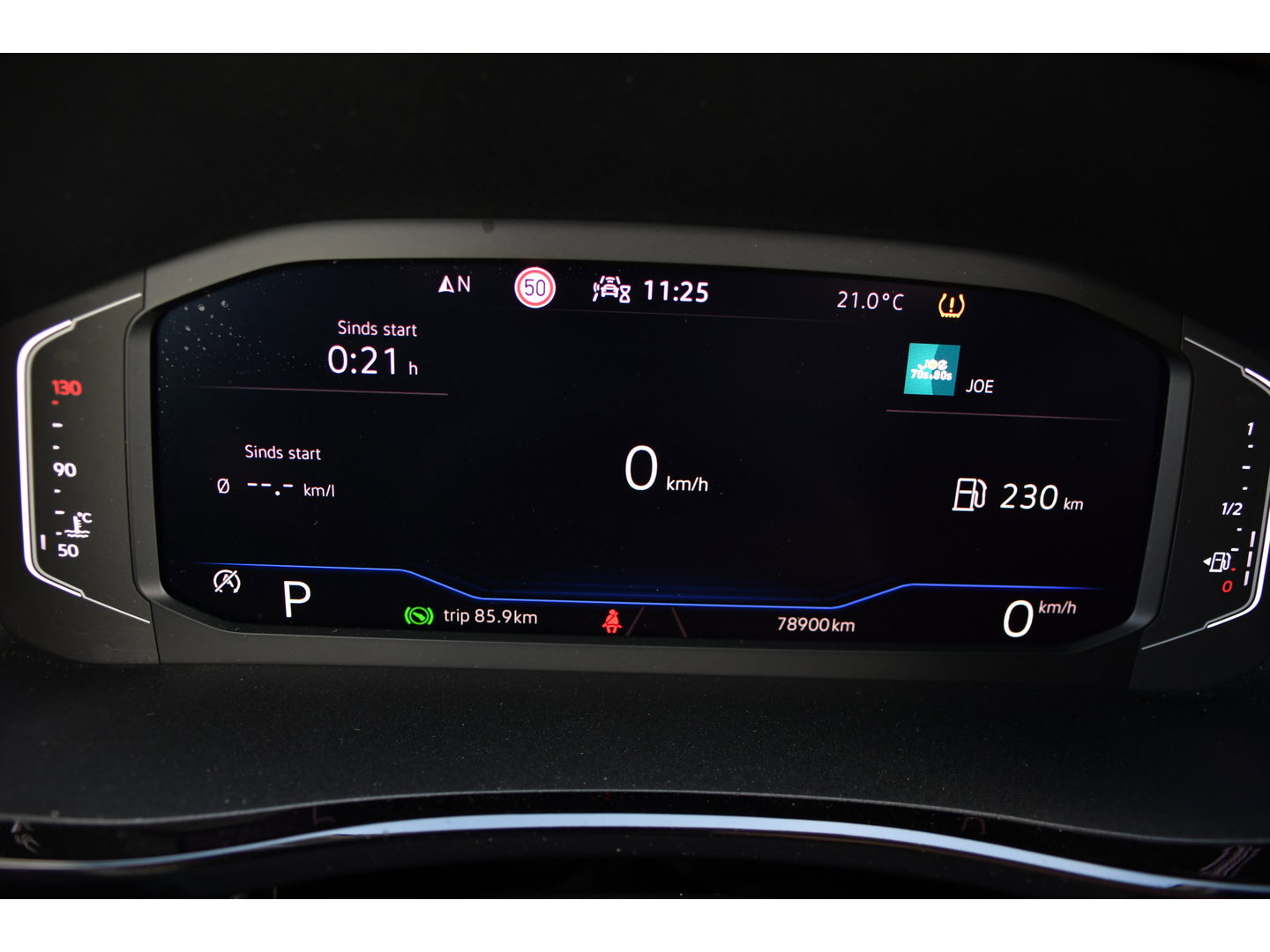 Volkswagen Transporter 2.0 TDI L2H1 32 DC Caravelle Virtual, Adaptieve Cruise, Carplay, LED, Leder, 2 x Electrische deur, Automaat, Clima, Stoelverwarming, Uniek! Bulli / Highline