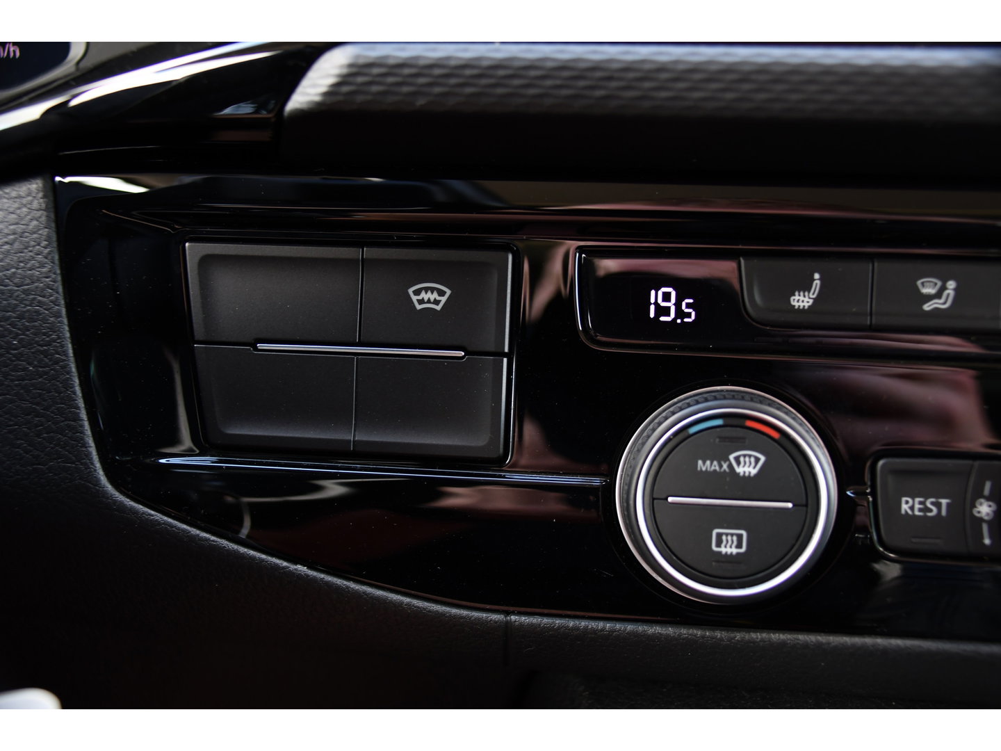 Volkswagen Transporter 2.0 TDI L2H1 32 DC Caravelle Virtual, Adaptieve Cruise, Carplay, LED, Leder, 2 x Electrische deur, Automaat, Clima, Stoelverwarming, Uniek! Bulli / Highline