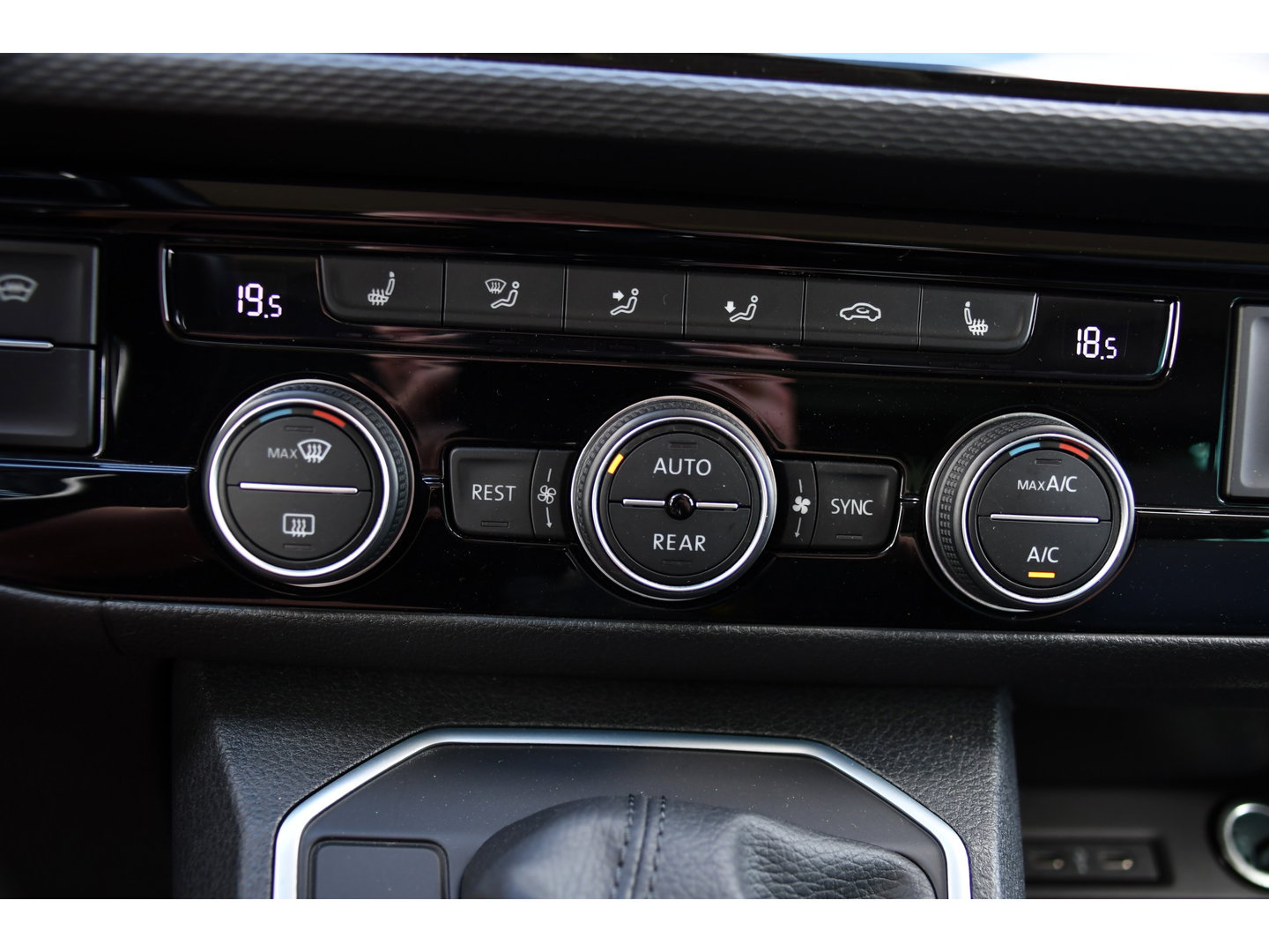 Volkswagen Transporter 2.0 TDI L2H1 32 DC Caravelle Virtual, Adaptieve Cruise, Carplay, LED, Leder, 2 x Electrische deur, Automaat, Clima, Stoelverwarming, Uniek! Bulli / Highline