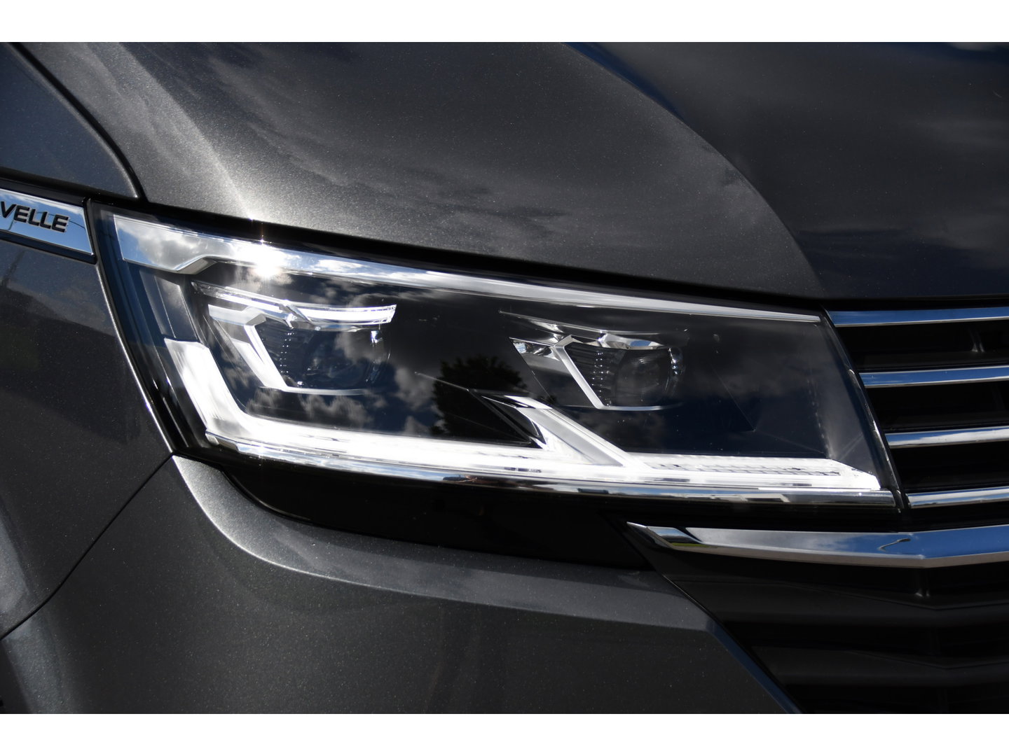 Volkswagen Transporter 2.0 TDI L2H1 32 DC Caravelle Virtual, Adaptieve Cruise, Carplay, LED, Leder, 2 x Electrische deur, Automaat, Clima, Stoelverwarming, Uniek! Bulli / Highline