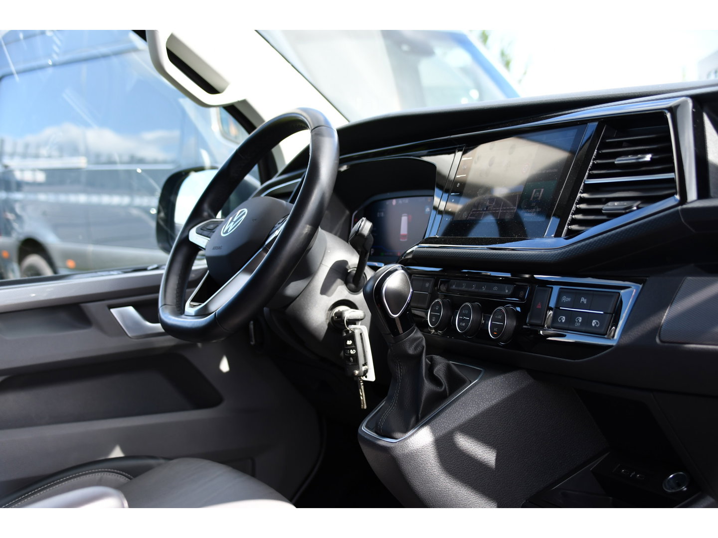 Volkswagen Transporter 2.0 TDI L2H1 32 DC Caravelle Virtual, Adaptieve Cruise, Carplay, LED, Leder, 2 x Electrische deur, Automaat, Clima, Stoelverwarming, Uniek! Bulli / Highline