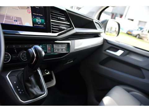 Volkswagen Transporter 2.0 TDI L2H1 32 DC Caravelle Virtual, Adaptieve Cruise, Carplay, LED, Leder, 2 x Electrische deur, Automaat, Clima, Stoelverwarming, Uniek! Bulli / Highline