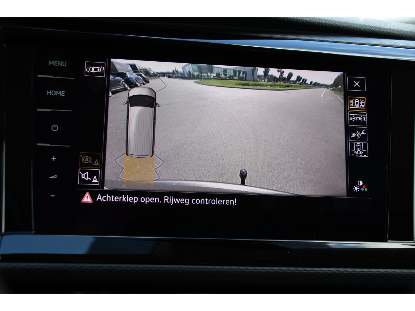 Volkswagen Transporter 2.0 TDI L2H1 32 DC Caravelle Virtual, Adaptieve Cruise, Carplay, LED, Leder, 2 x Electrische deur, Automaat, Clima, Stoelverwarming, Uniek! Bulli / Highline