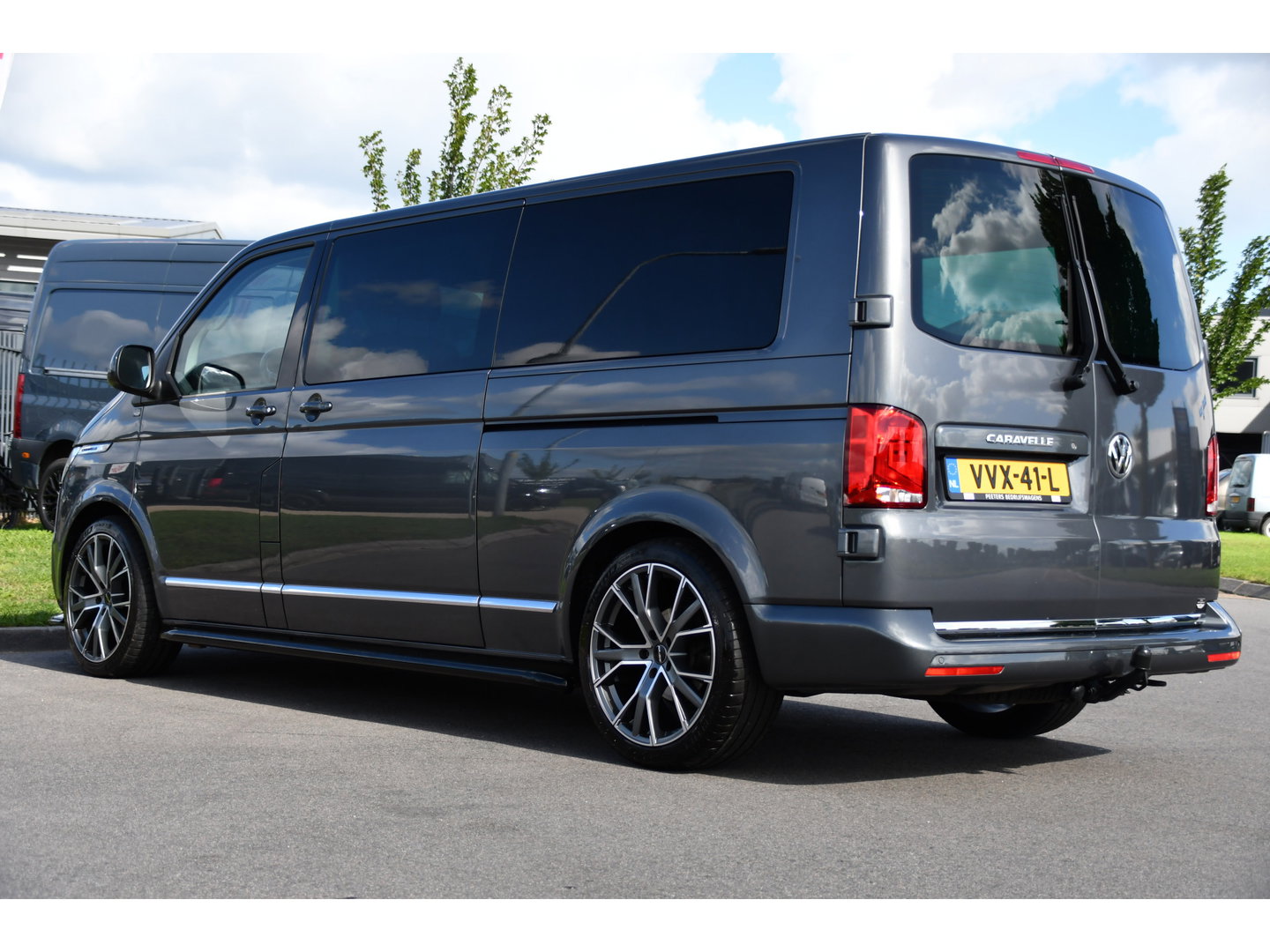 Volkswagen Transporter 2.0 TDI L2H1 32 DC Caravelle Virtual, Adaptieve Cruise, Carplay, LED, Leder, 2 x Electrische deur, Automaat, Clima, Stoelverwarming, Uniek! Bulli / Highline