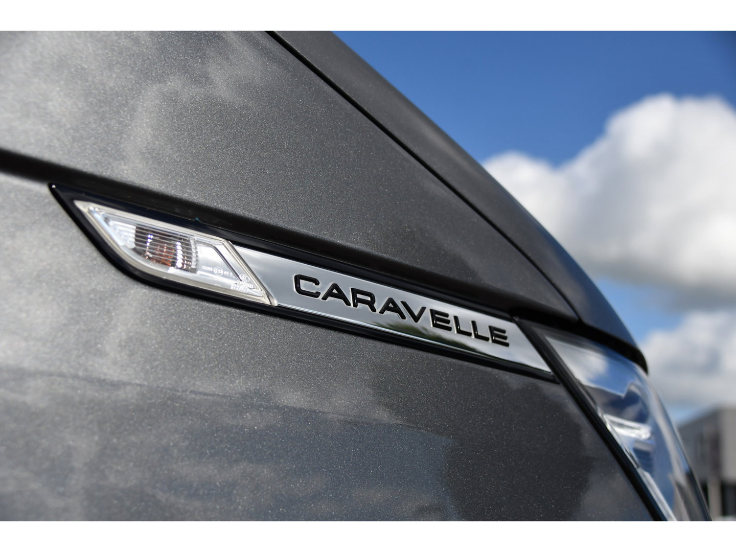 Volkswagen Transporter 2.0 TDI L2H1 32 DC Caravelle Virtual, Adaptieve Cruise, Carplay, LED, Leder, 2 x Electrische deur, Automaat, Clima, Stoelverwarming, Uniek! Bulli / Highline