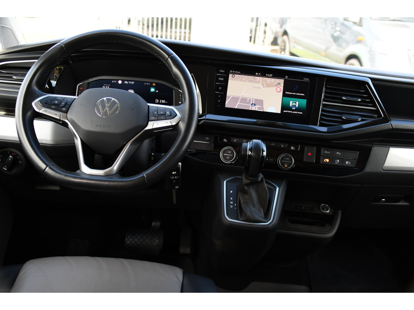 Volkswagen Transporter 2.0 TDI L2H1 32 DC Caravelle Virtual, Adaptieve Cruise, Carplay, LED, Leder, 2 x Electrische deur, Automaat, Clima, Stoelverwarming, Uniek! Bulli / Highline