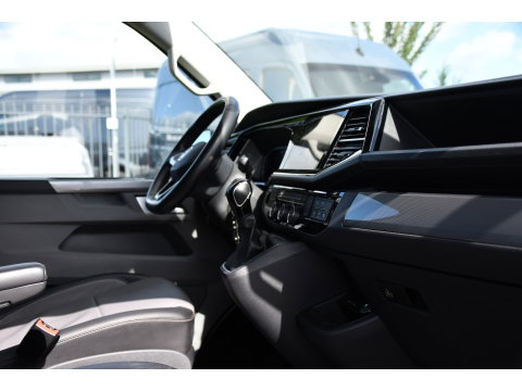 Volkswagen Transporter 2.0 TDI L2H1 32 DC Caravelle Virtual, Adaptieve Cruise, Carplay, LED, Leder, 2 x Electrische deur, Automaat, Clima, Stoelverwarming, Uniek! Bulli / Highline