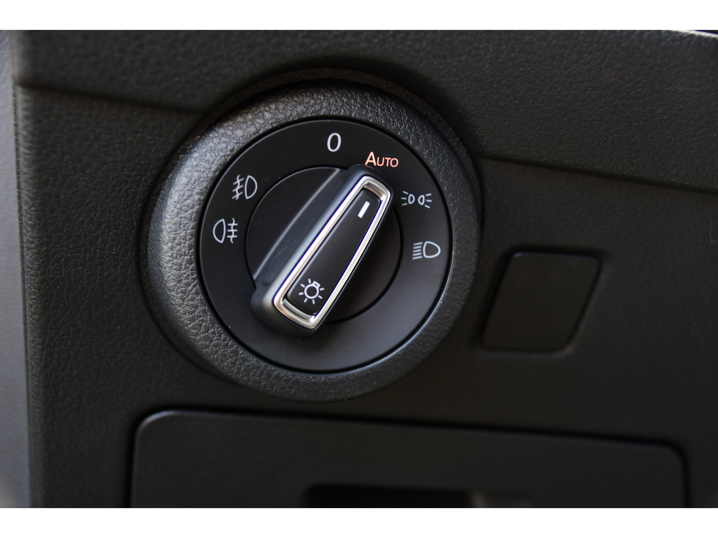Volkswagen Transporter 2.0 TDI L2H1 32 DC Caravelle Virtual, Adaptieve Cruise, Carplay, LED, Leder, 2 x Electrische deur, Automaat, Clima, Stoelverwarming, Uniek! Bulli / Highline