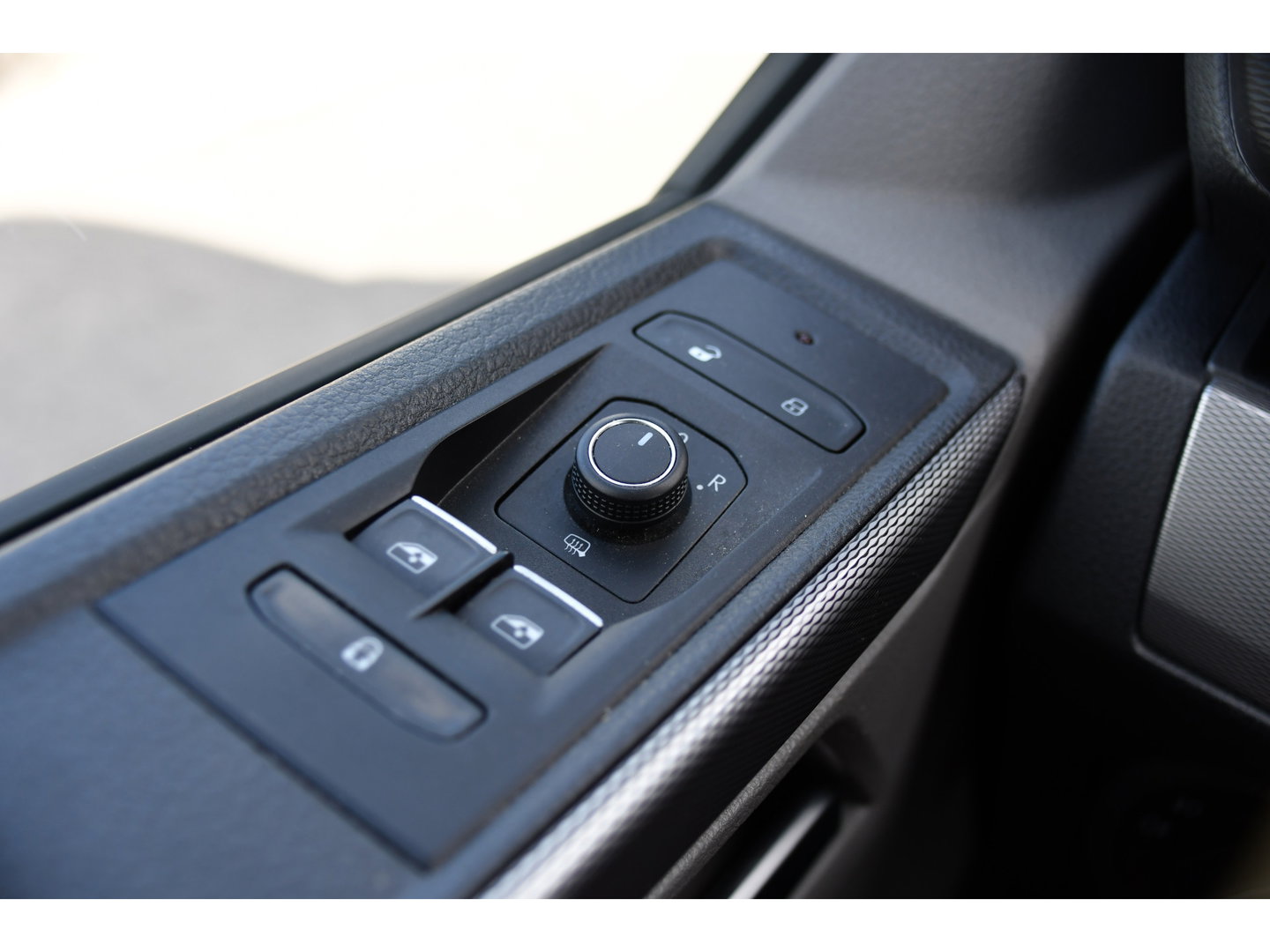 Volkswagen Transporter 2.0 TDI L2H1 32 DC Caravelle Virtual, Adaptieve Cruise, Carplay, LED, Leder, 2 x Electrische deur, Automaat, Clima, Stoelverwarming, Uniek! Bulli / Highline