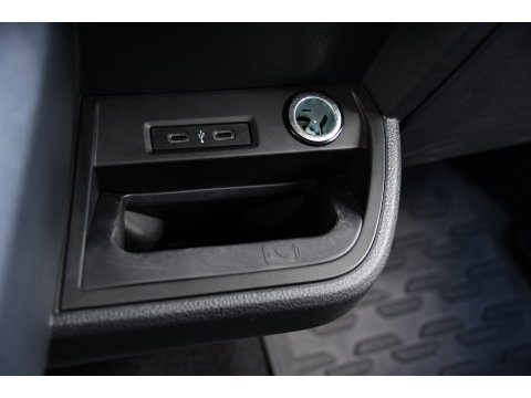 Volkswagen Transporter 2.0 TDI L2H1 32 DC Caravelle Virtual, Adaptieve Cruise, Carplay, LED, Leder, 2 x Electrische deur, Automaat, Clima, Stoelverwarming, Uniek! Bulli / Highline