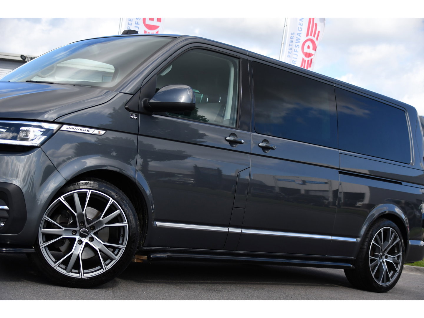 Volkswagen Transporter 2.0 TDI L2H1 32 DC Caravelle Virtual, Adaptieve Cruise, Carplay, LED, Leder, 2 x Electrische deur, Automaat, Clima, Stoelverwarming, Uniek! Bulli / Highline