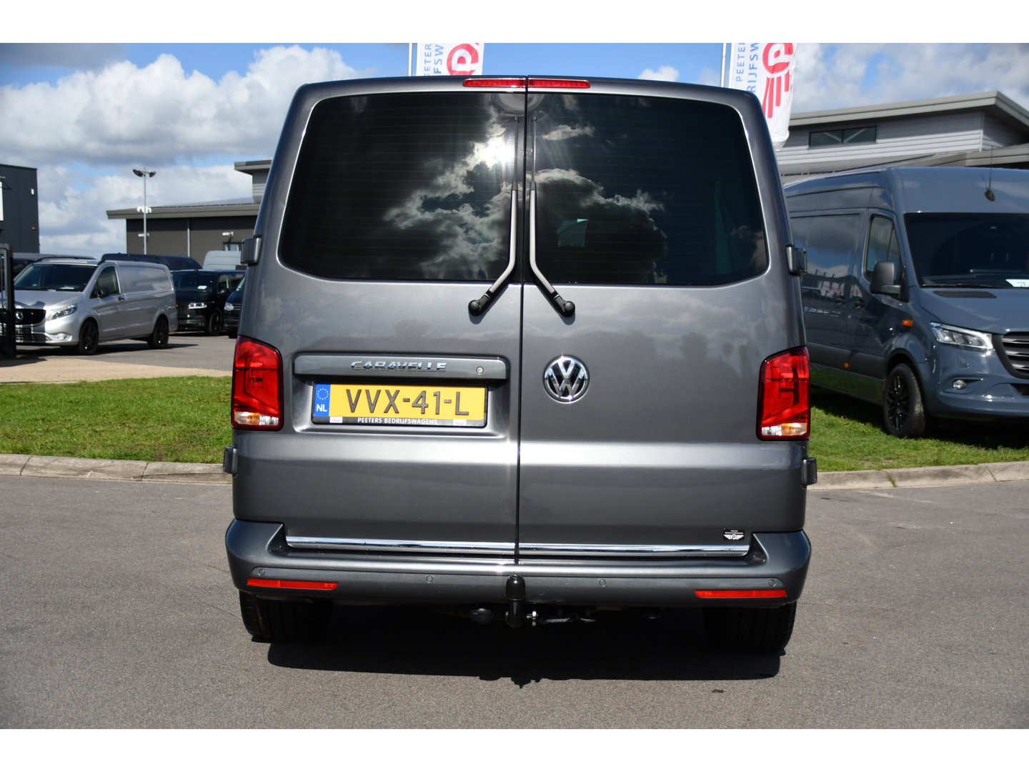 Volkswagen Transporter 2.0 TDI L2H1 32 DC Caravelle Virtual, Adaptieve Cruise, Carplay, LED, Leder, 2 x Electrische deur, Automaat, Clima, Stoelverwarming, Uniek! Bulli / Highline