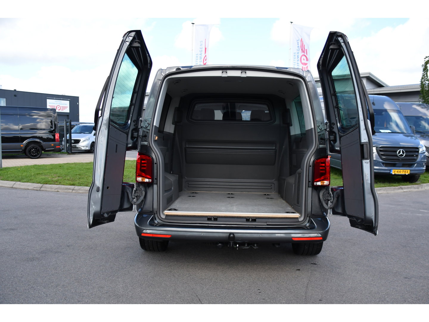 Volkswagen Transporter 2.0 TDI L2H1 32 DC Caravelle Virtual, Adaptieve Cruise, Carplay, LED, Leder, 2 x Electrische deur, Automaat, Clima, Stoelverwarming, Uniek! Bulli / Highline