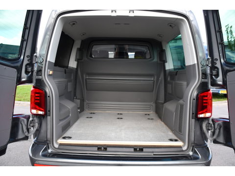Volkswagen Transporter 2.0 TDI L2H1 32 DC Caravelle Virtual, Adaptieve Cruise, Carplay, LED, Leder, 2 x Electrische deur, Automaat, Clima, Stoelverwarming, Uniek! Bulli / Highline