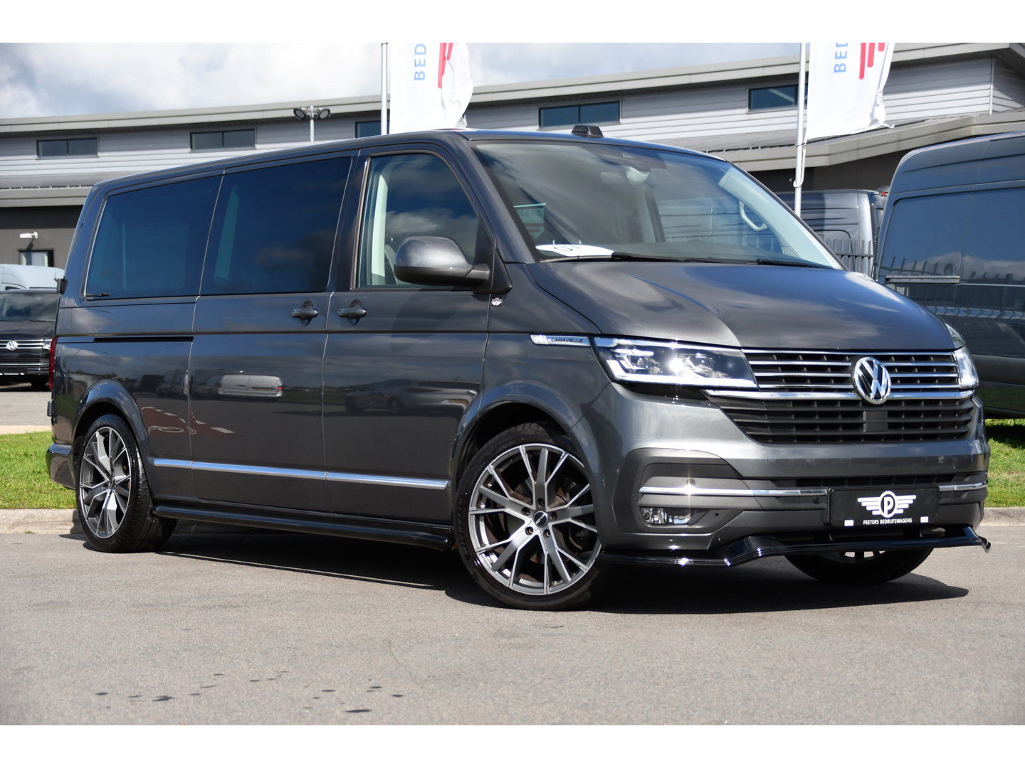 Volkswagen Transporter 2.0 TDI L2H1 32 DC Caravelle Virtual, Adaptieve Cruise, Carplay, LED, Leder, 2 x Electrische deur, Automaat, Clima, Stoelverwarming, Uniek! Bulli / Highline