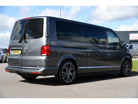 Volkswagen Transporter 2.0 TDI L2H1 32 DC Caravelle Virtual, Adaptieve Cruise, Carplay, LED, Leder, 2 x Electrische deur, Automaat, Clima, Stoelverwarming, Uniek! Bulli / Highline