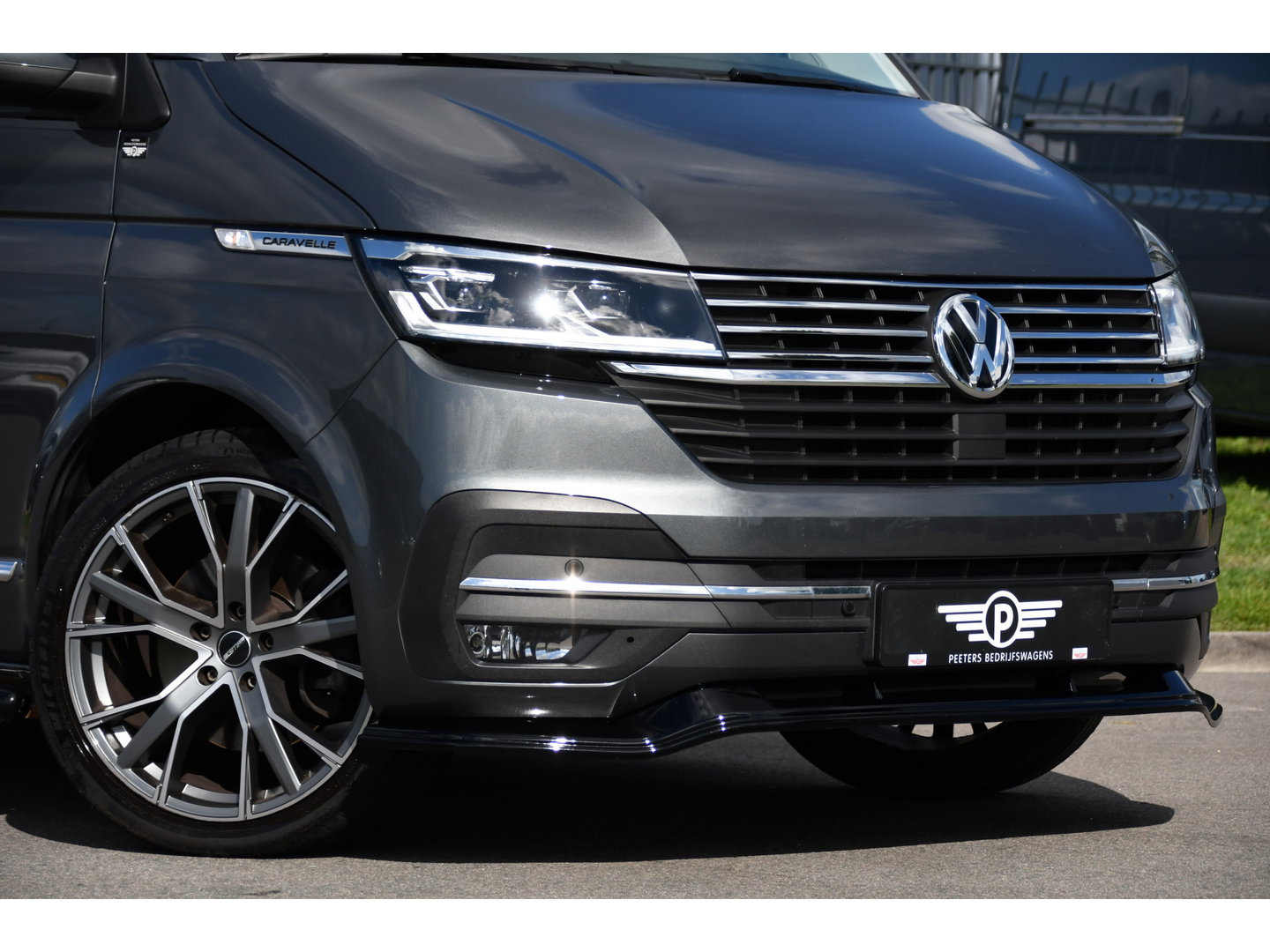 Volkswagen Transporter 2.0 TDI L2H1 32 DC Caravelle Virtual, Adaptieve Cruise, Carplay, LED, Leder, 2 x Electrische deur, Automaat, Clima, Stoelverwarming, Uniek! Bulli / Highline