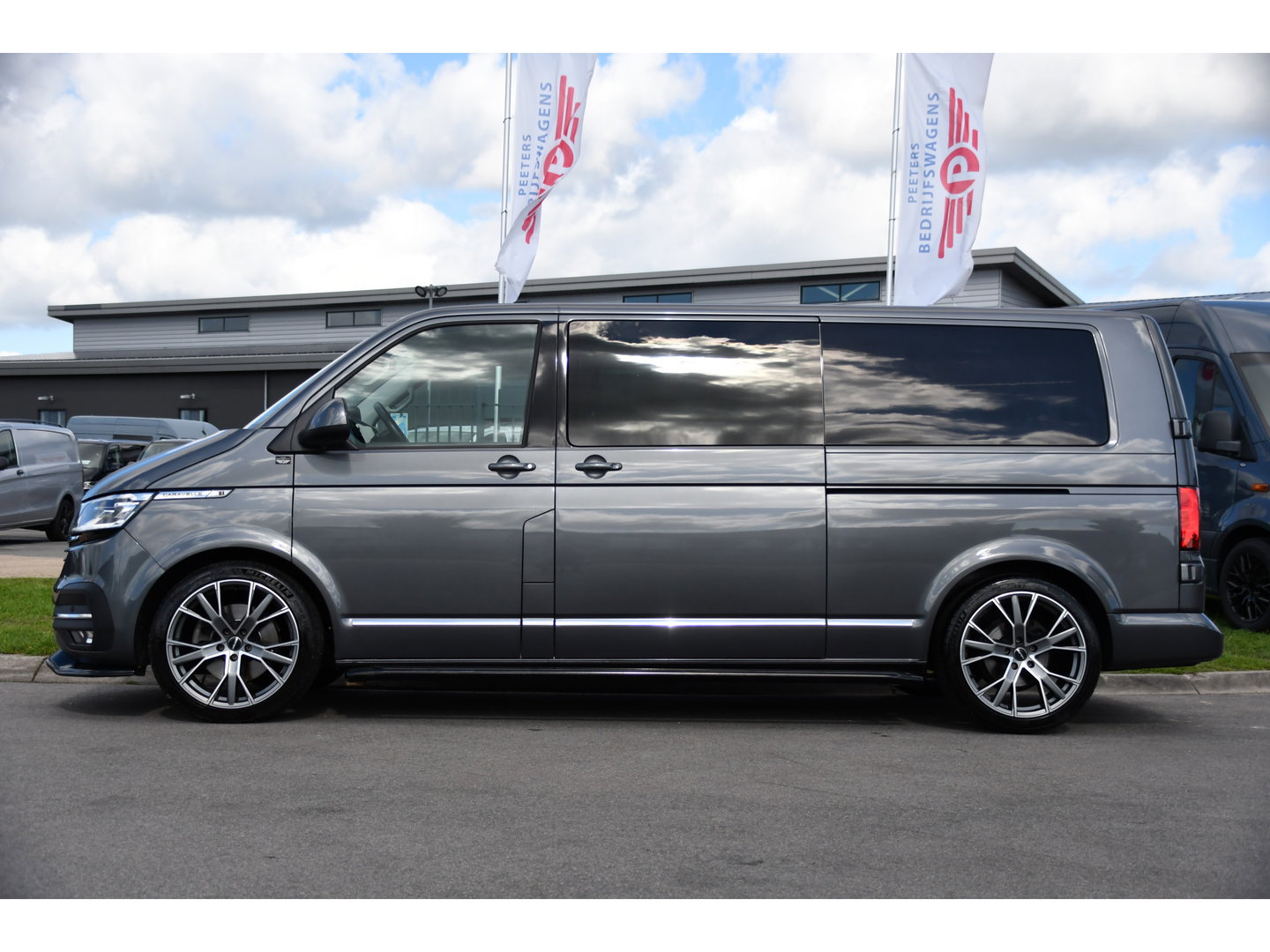 Volkswagen Transporter 2.0 TDI L2H1 32 DC Caravelle Virtual, Adaptieve Cruise, Carplay, LED, Leder, 2 x Electrische deur, Automaat, Clima, Stoelverwarming, Uniek! Bulli / Highline