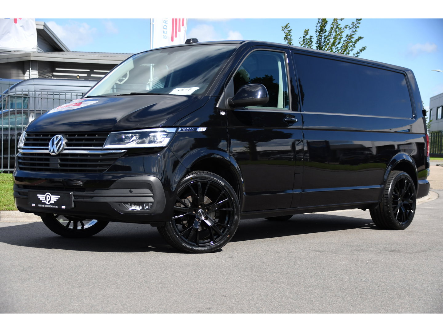 Volkswagen Transporter 2.0 TDI L2H1 30 Bulli Black Edition Virtual, Adaptieve Cruise, Camera, LED, Stoelverwarming, Trekhaak, Automaat, Multimedia, 150pk, Uniek!