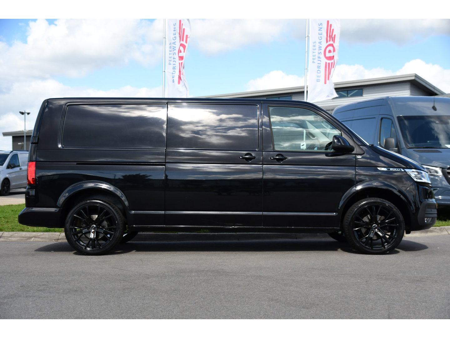 Volkswagen Transporter 2.0 TDI L2H1 30 Bulli Black Edition Virtual, Adaptieve Cruise, Camera, LED, Stoelverwarming, Trekhaak, Automaat, Multimedia, 150pk, Uniek!