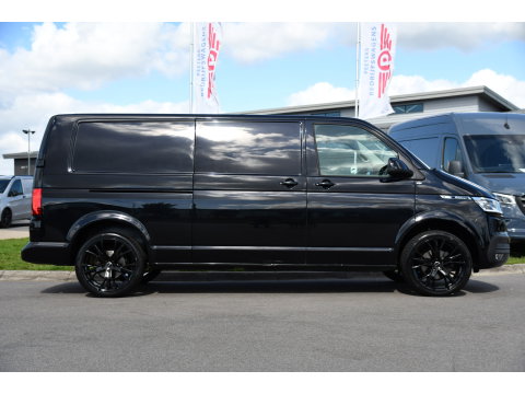 Volkswagen Transporter 2.0 TDI L2H1 30 Bulli Black Edition Virtual, Adaptieve Cruise, Camera, LED, Stoelverwarming, Trekhaak, Automaat, Multimedia, 150pk, Uniek!