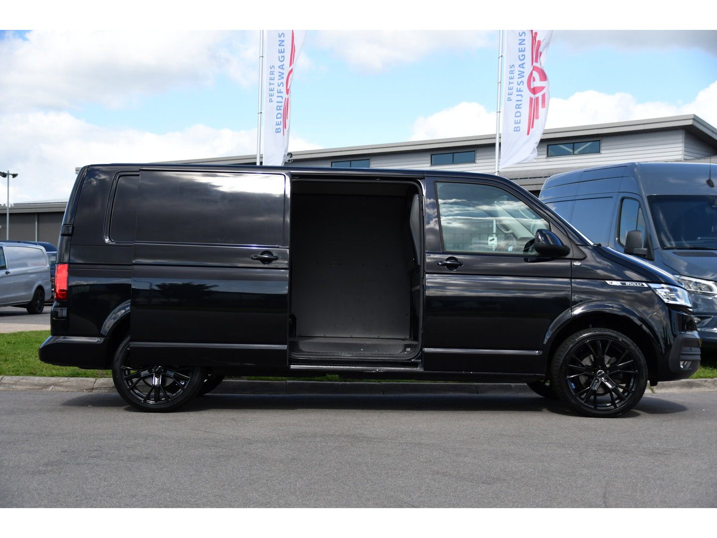 Volkswagen Transporter 2.0 TDI L2H1 30 Bulli Black Edition Virtual, Adaptieve Cruise, Camera, LED, Stoelverwarming, Trekhaak, Automaat, Multimedia, 150pk, Uniek!