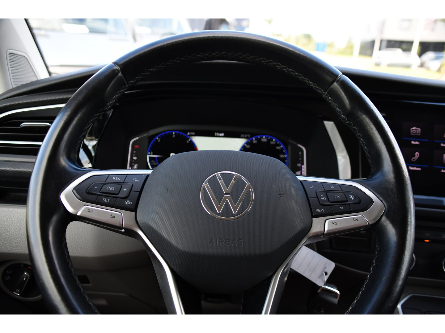 Volkswagen Transporter 2.0 TDI L2H1 30 Bulli Black Edition Virtual, Adaptieve Cruise, Camera, LED, Stoelverwarming, Trekhaak, Automaat, Multimedia, 150pk, Uniek!