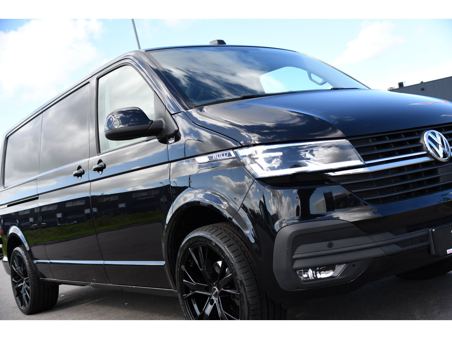 Volkswagen Transporter 2.0 TDI L2H1 30 Bulli Black Edition Virtual, Adaptieve Cruise, Camera, LED, Stoelverwarming, Trekhaak, Automaat, Multimedia, 150pk, Uniek!