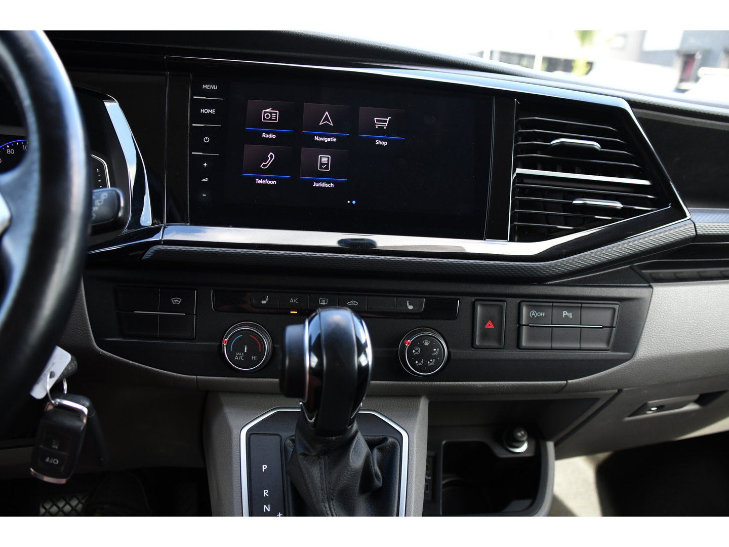 Volkswagen Transporter 2.0 TDI L2H1 30 Bulli Black Edition Virtual, Adaptieve Cruise, Camera, LED, Stoelverwarming, Trekhaak, Automaat, Multimedia, 150pk, Uniek!