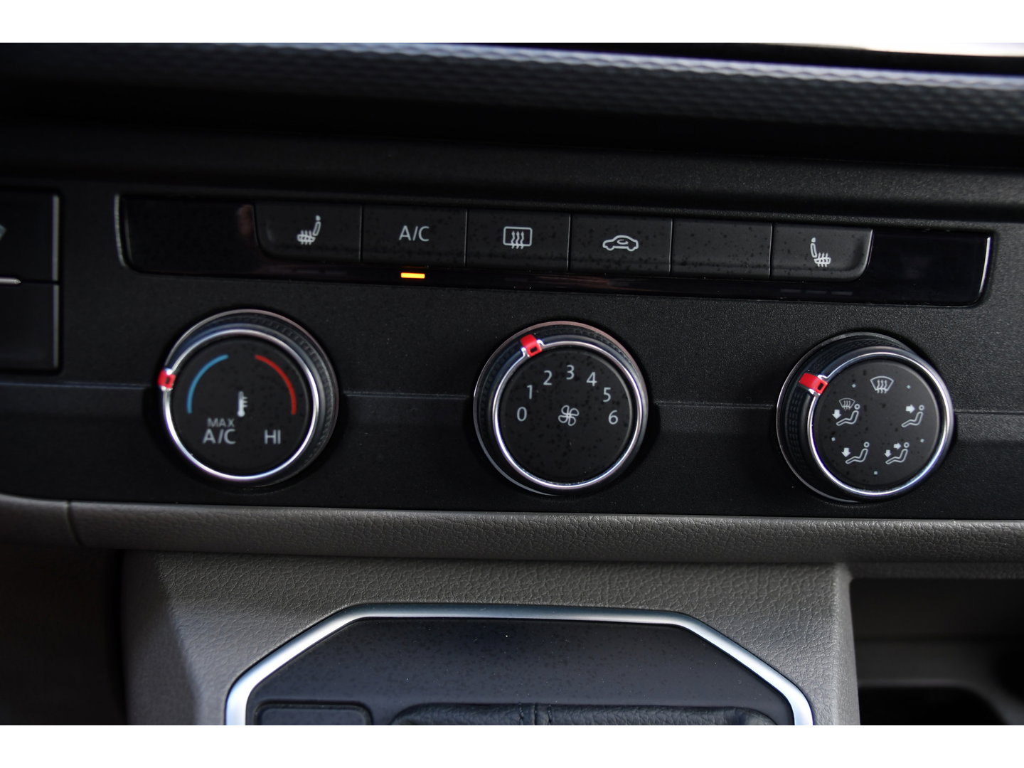 Volkswagen Transporter 2.0 TDI L2H1 30 Bulli Black Edition Virtual, Adaptieve Cruise, Camera, LED, Stoelverwarming, Trekhaak, Automaat, Multimedia, 150pk, Uniek!