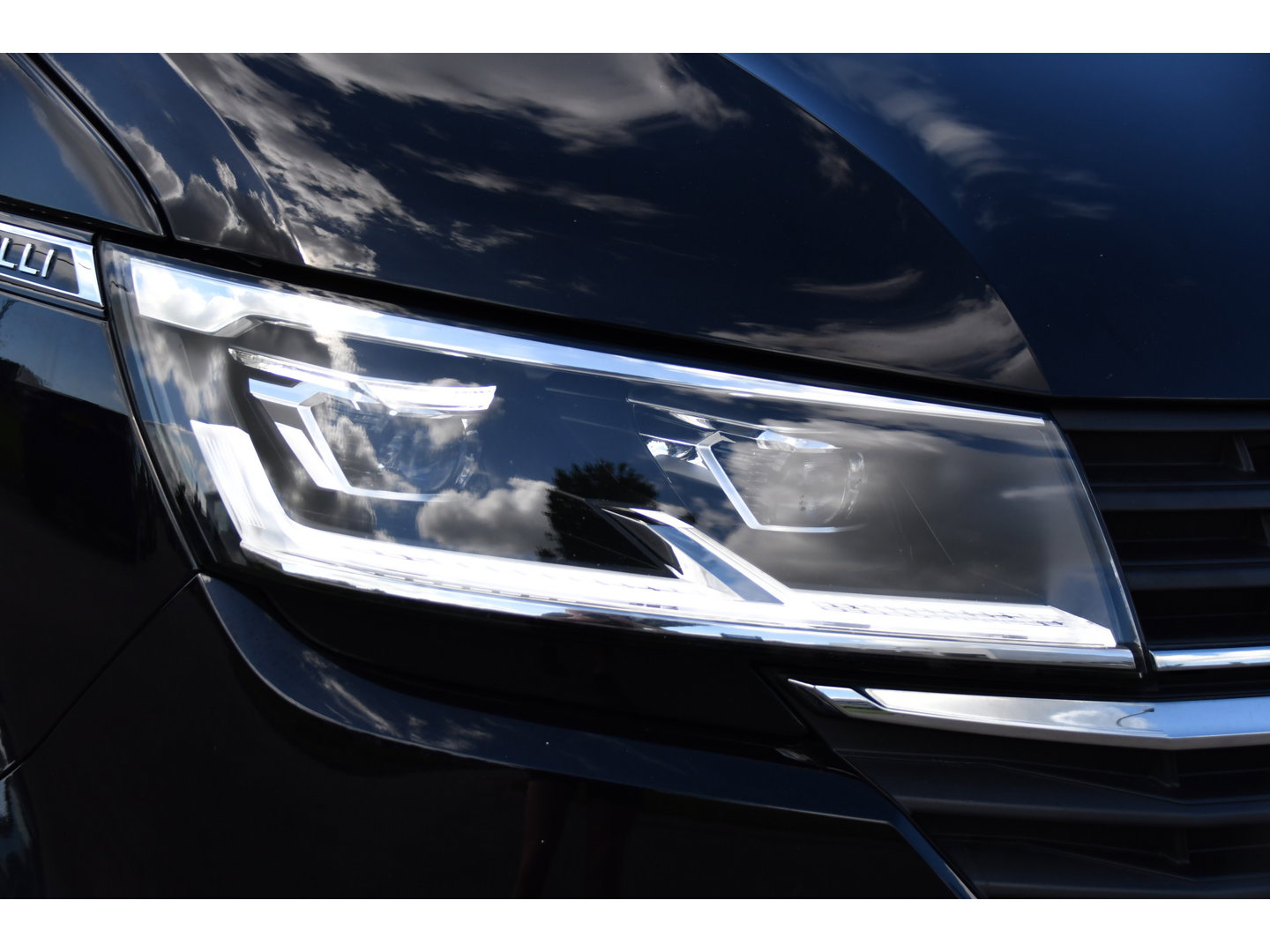 Volkswagen Transporter 2.0 TDI L2H1 30 Bulli Black Edition Virtual, Adaptieve Cruise, Camera, LED, Stoelverwarming, Trekhaak, Automaat, Multimedia, 150pk, Uniek!