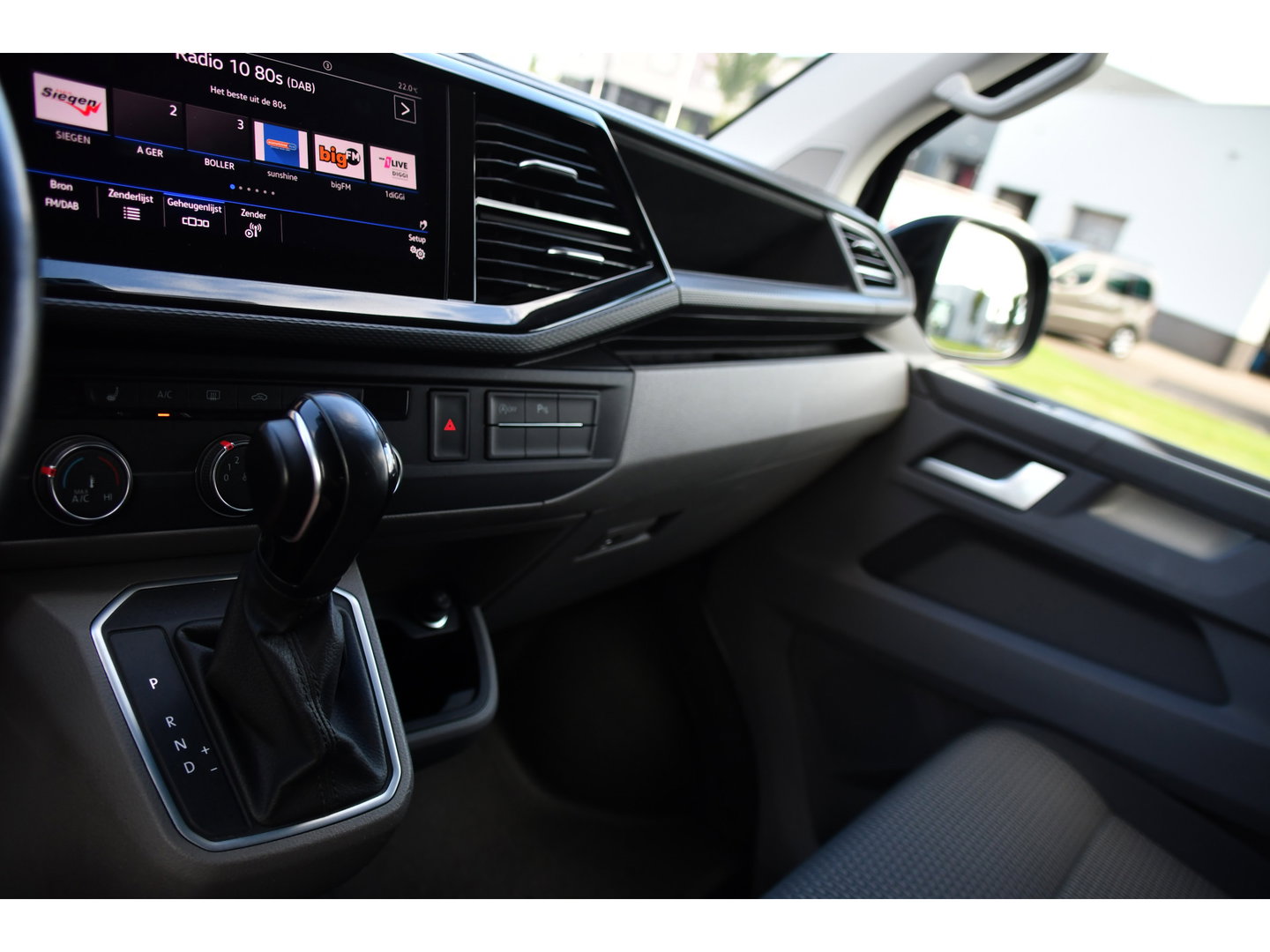 Volkswagen Transporter 2.0 TDI L2H1 30 Bulli Black Edition Virtual, Adaptieve Cruise, Camera, LED, Stoelverwarming, Trekhaak, Automaat, Multimedia, 150pk, Uniek!