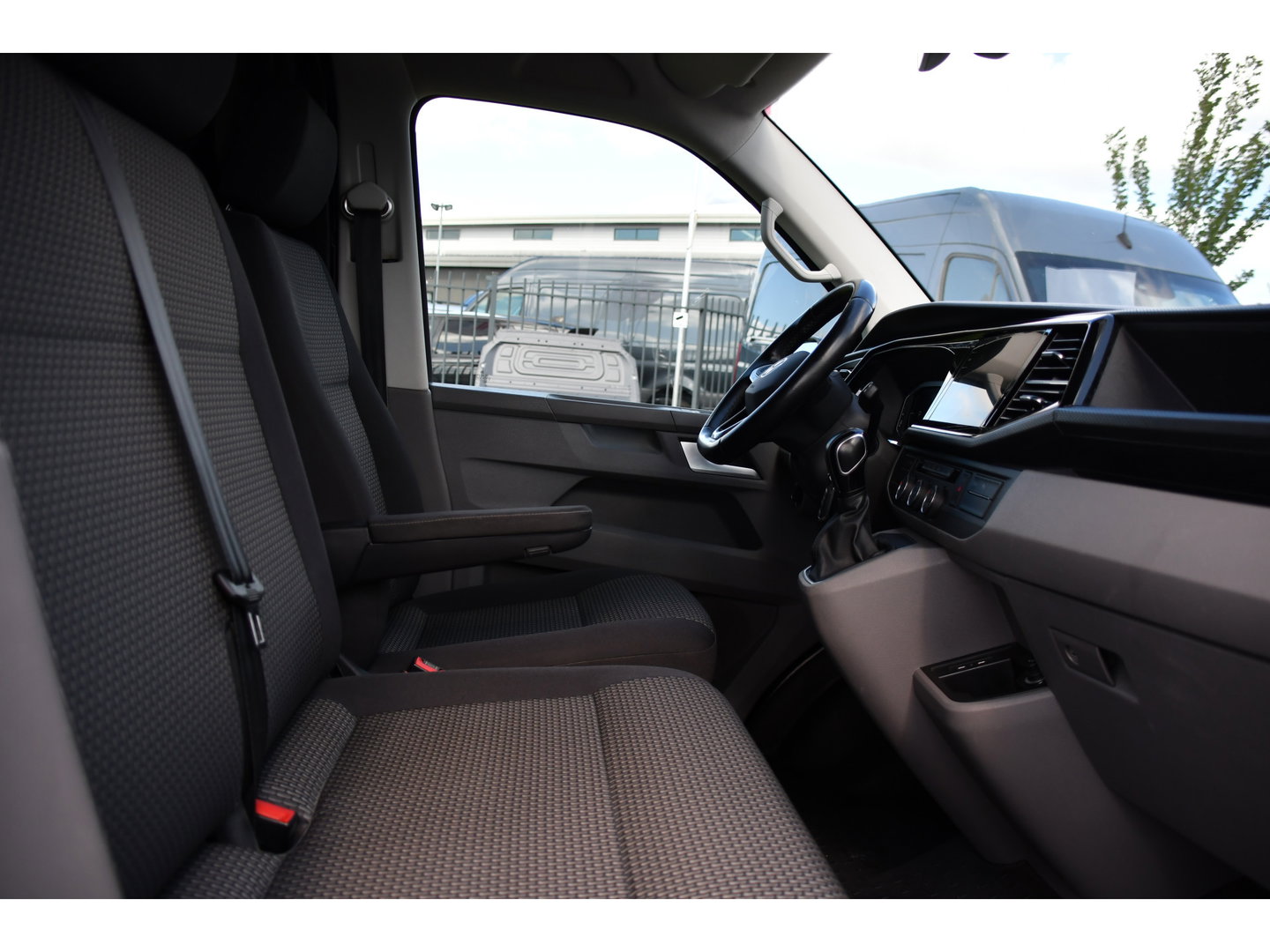 Volkswagen Transporter 2.0 TDI L2H1 30 Bulli Black Edition Virtual, Adaptieve Cruise, Camera, LED, Stoelverwarming, Trekhaak, Automaat, Multimedia, 150pk, Uniek!