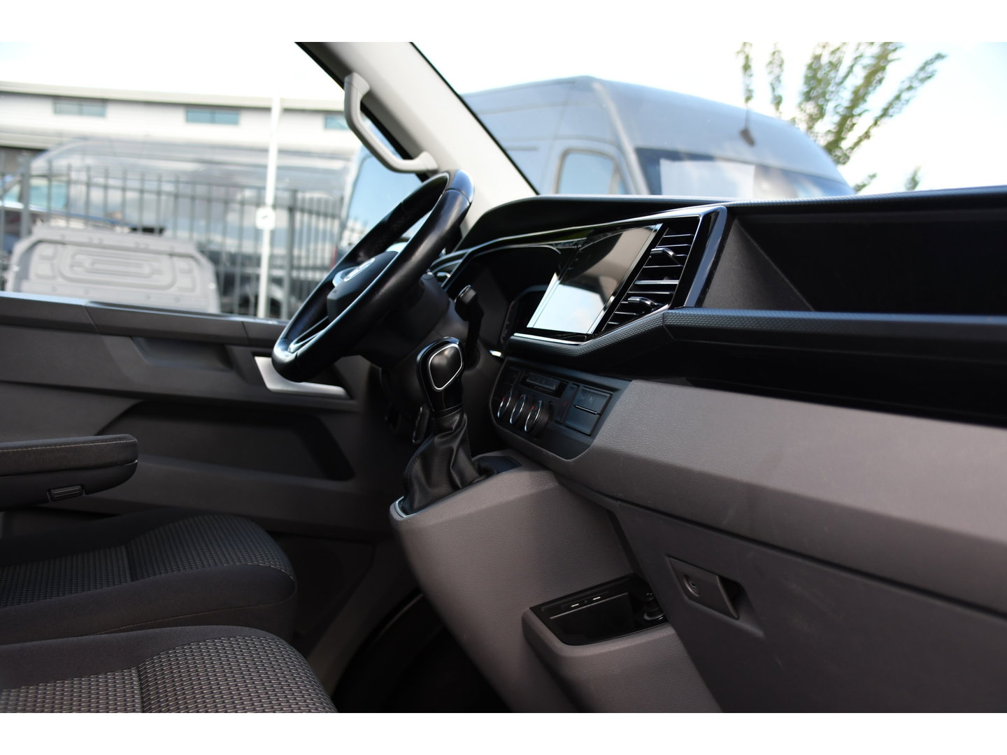 Volkswagen Transporter 2.0 TDI L2H1 30 Bulli Black Edition Virtual, Adaptieve Cruise, Camera, LED, Stoelverwarming, Trekhaak, Automaat, Multimedia, 150pk, Uniek!