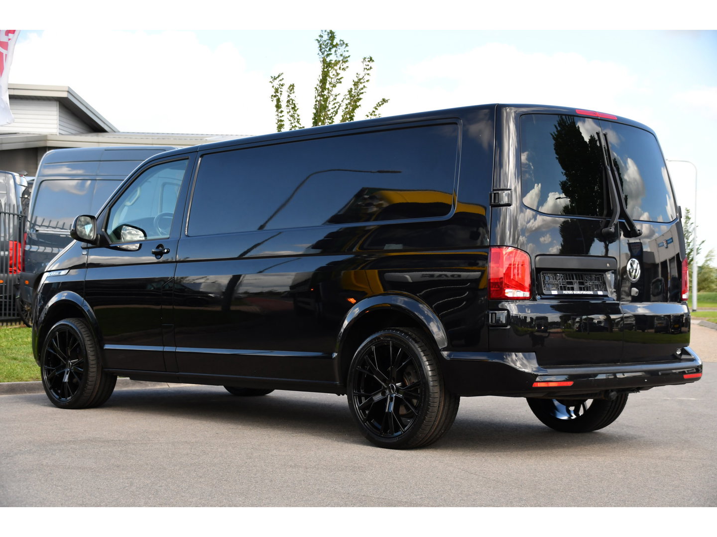 Volkswagen Transporter 2.0 TDI L2H1 30 Bulli Black Edition Virtual, Adaptieve Cruise, Camera, LED, Stoelverwarming, Trekhaak, Automaat, Multimedia, 150pk, Uniek!