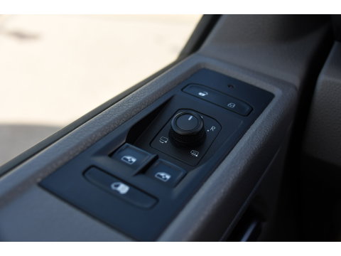 Volkswagen Transporter 2.0 TDI L2H1 30 Bulli Black Edition Virtual, Adaptieve Cruise, Camera, LED, Stoelverwarming, Trekhaak, Automaat, Multimedia, 150pk, Uniek!