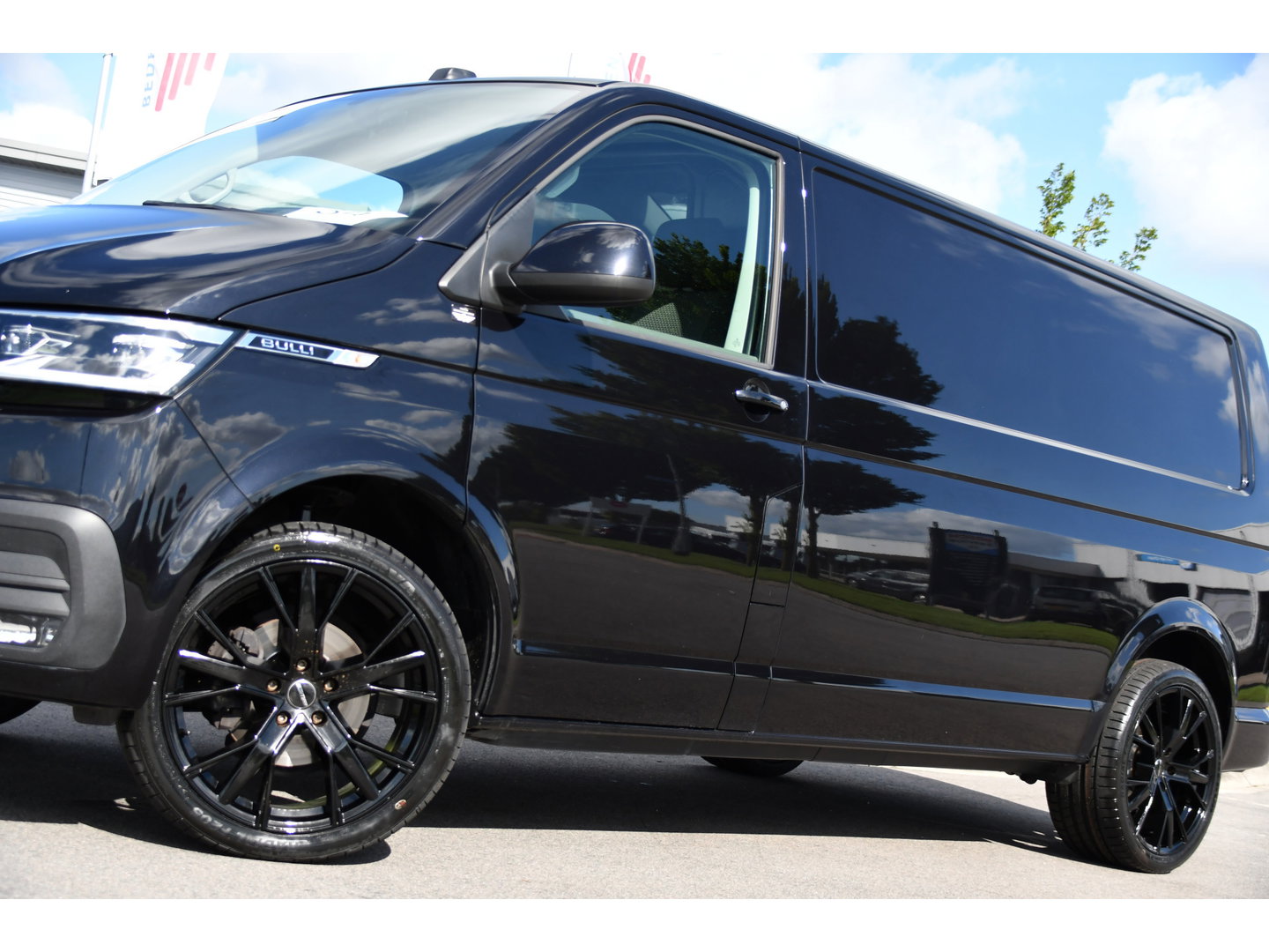 Volkswagen Transporter 2.0 TDI L2H1 30 Bulli Black Edition Virtual, Adaptieve Cruise, Camera, LED, Stoelverwarming, Trekhaak, Automaat, Multimedia, 150pk, Uniek!