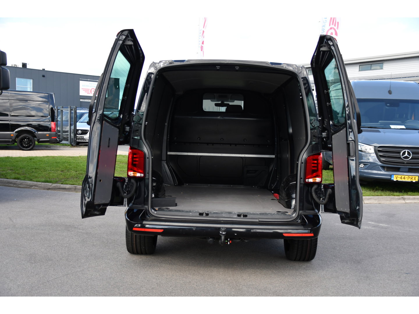Volkswagen Transporter 2.0 TDI L2H1 30 Bulli Black Edition Virtual, Adaptieve Cruise, Camera, LED, Stoelverwarming, Trekhaak, Automaat, Multimedia, 150pk, Uniek!