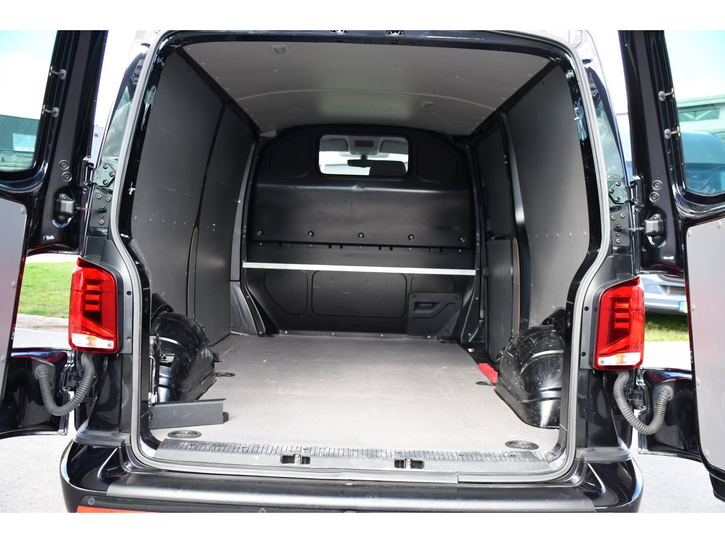 Volkswagen Transporter 2.0 TDI L2H1 30 Bulli Black Edition Virtual, Adaptieve Cruise, Camera, LED, Stoelverwarming, Trekhaak, Automaat, Multimedia, 150pk, Uniek!