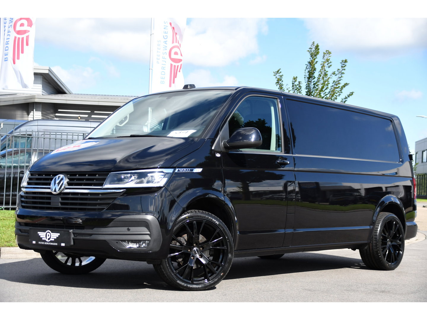 Volkswagen Transporter 2.0 TDI L2H1 30 Bulli Black Edition Virtual, Adaptieve Cruise, Camera, LED, Stoelverwarming, Trekhaak, Automaat, Multimedia, 150pk, Uniek!