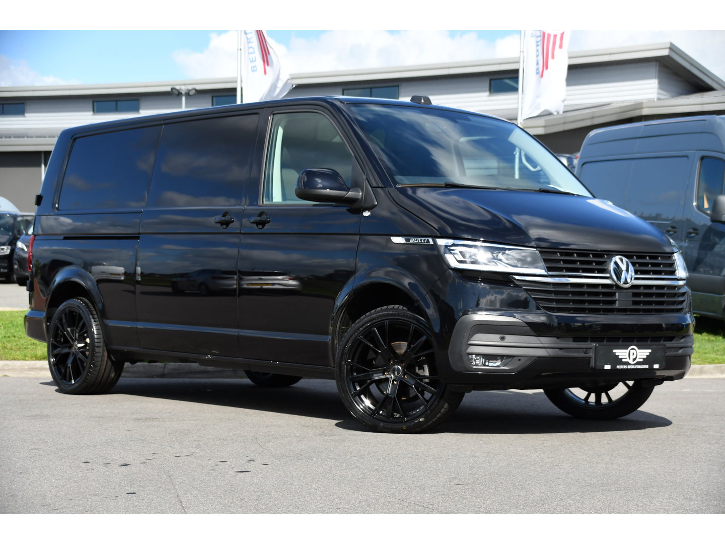 Volkswagen Transporter 2.0 TDI L2H1 30 Bulli Black Edition Virtual, Adaptieve Cruise, Camera, LED, Stoelverwarming, Trekhaak, Automaat, Multimedia, 150pk, Uniek!