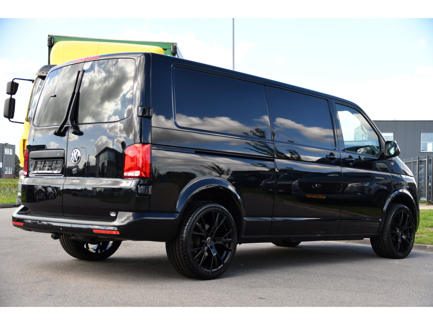 Volkswagen Transporter 2.0 TDI L2H1 30 Bulli Black Edition Virtual, Adaptieve Cruise, Camera, LED, Stoelverwarming, Trekhaak, Automaat, Multimedia, 150pk, Uniek!
